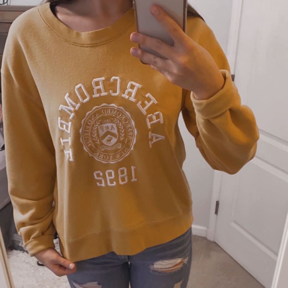 Abercrombie & Fitch yellow sweatshirt